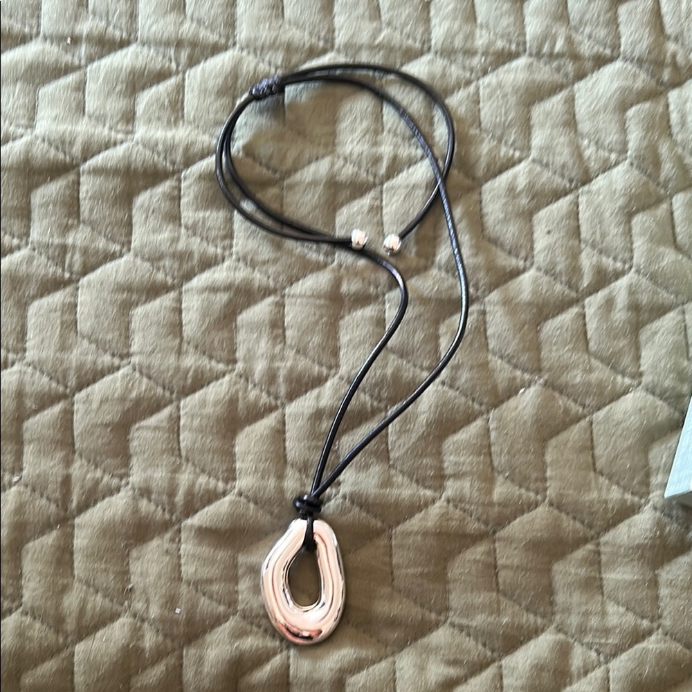 Elegant Black and Gold Pendant Necklace
